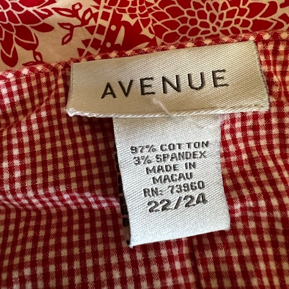 Avenue Sleeveless Red & White Floral Shell, Size 22/24 - Picture 3 of 4